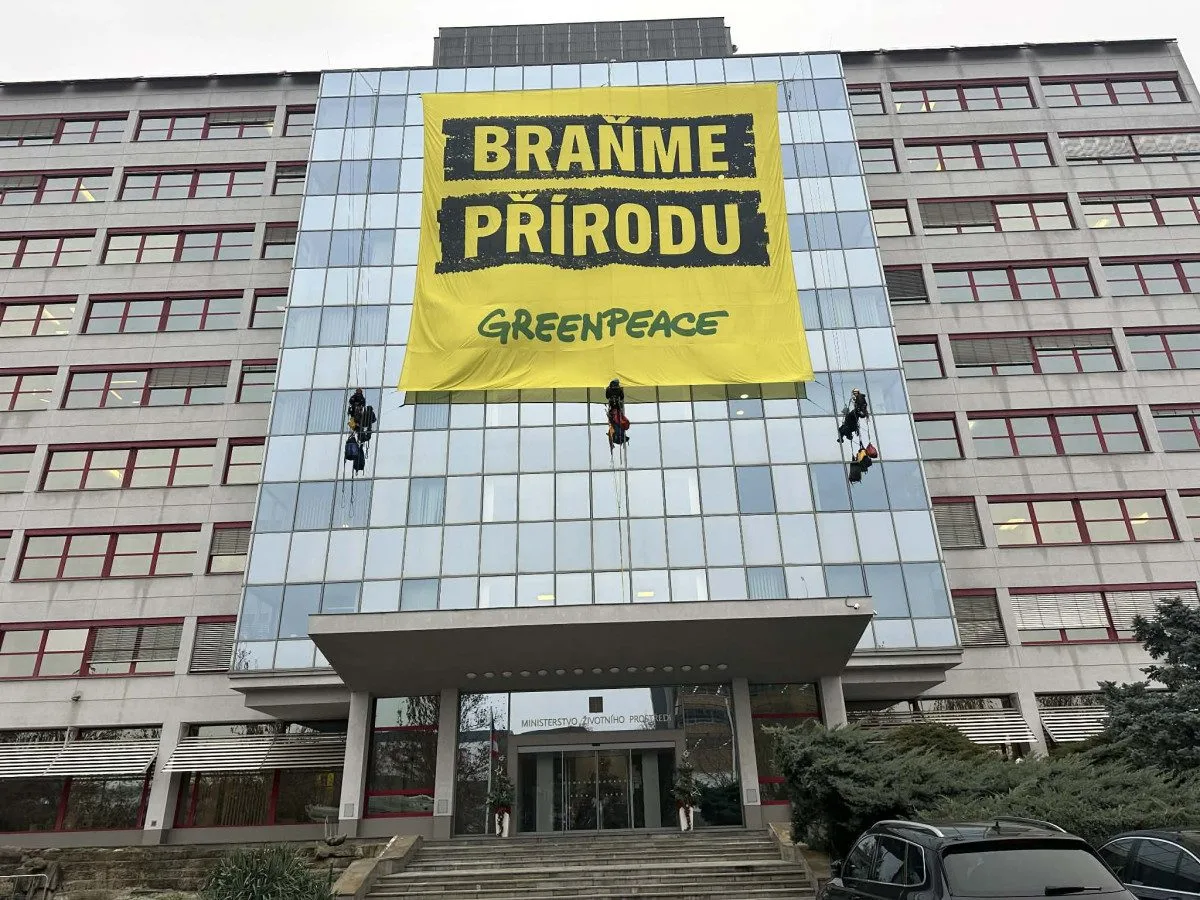 Na budovu ministerstva životního prostředí vylezli demonstranti, zasahuje policie