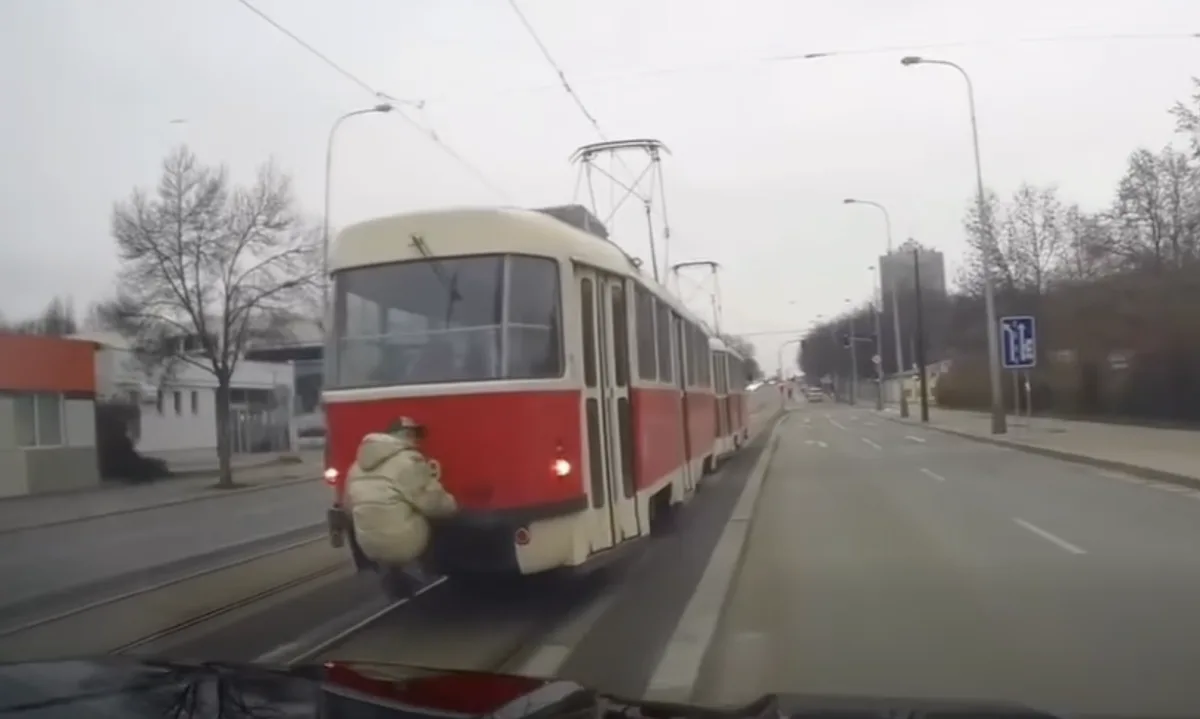 Muž jel na tramvaji před policejním autem
