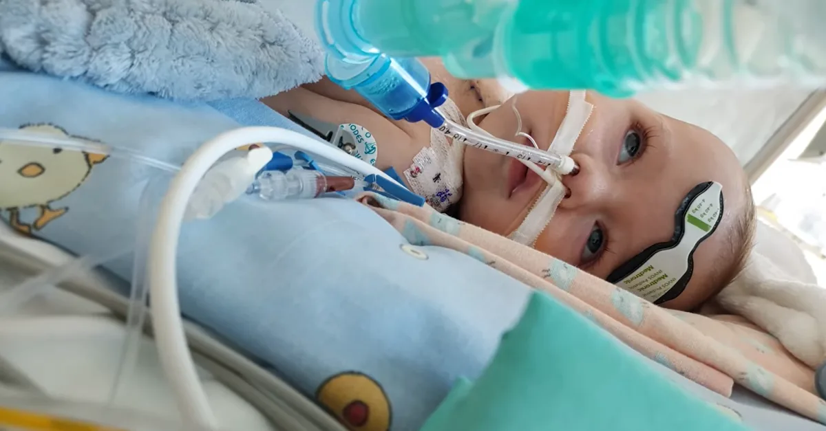 Lékaři z Motola zachránili život miminku s těžkým srdečním selháním: transplantace po roce na přístrojové podpoře