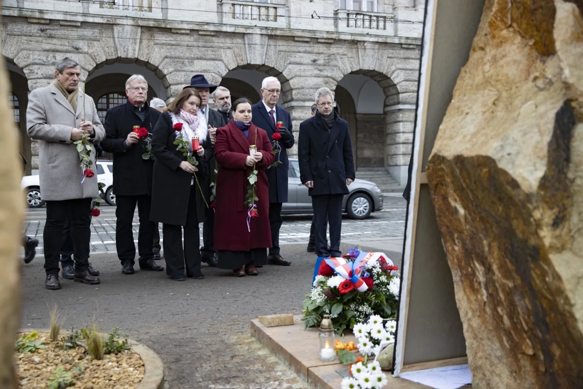 Lidé si připomněli střelbu na UK.