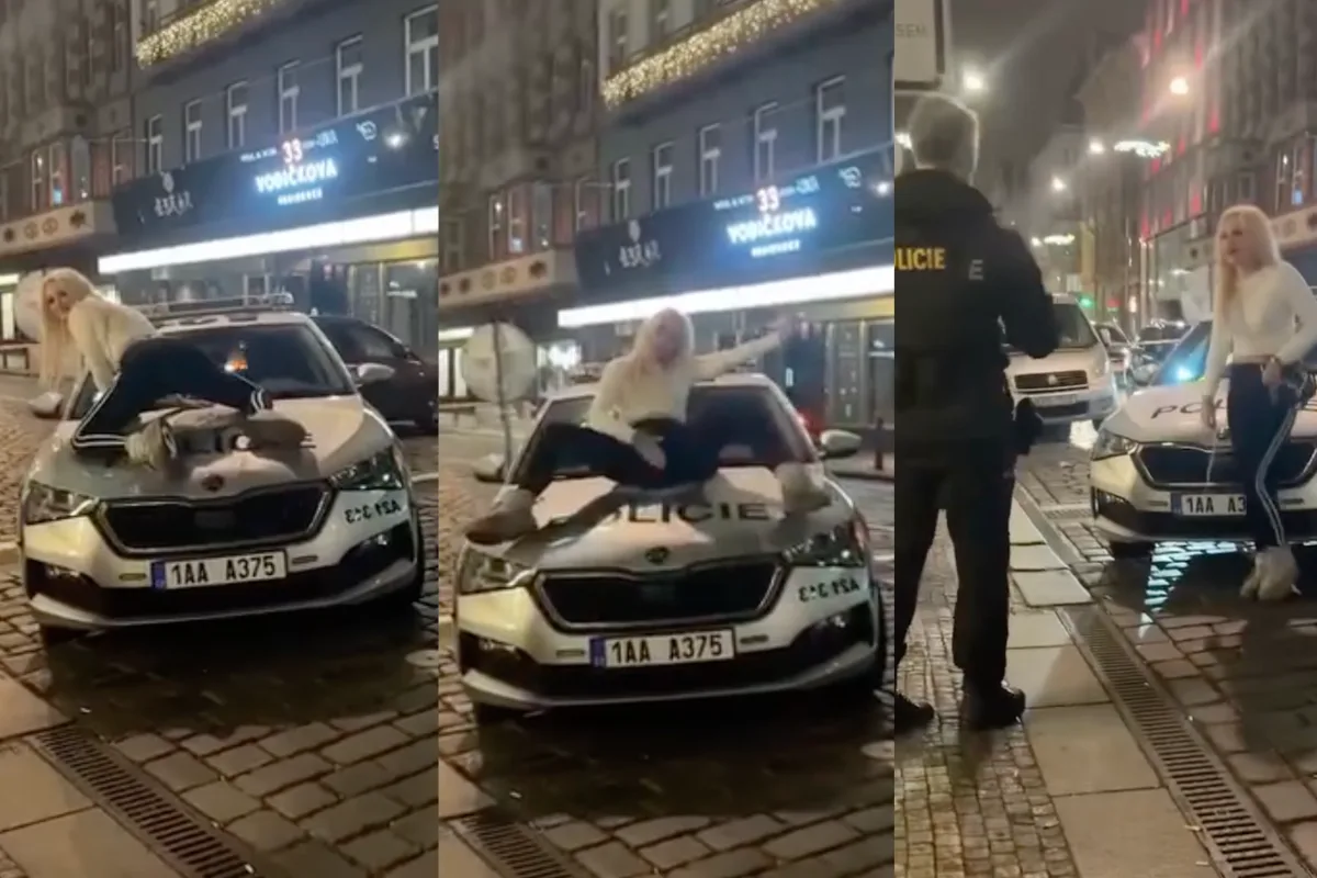 Striptérské představení na policejním autě v centru Prahy. Žena způsobila škodu 20 tisíc
