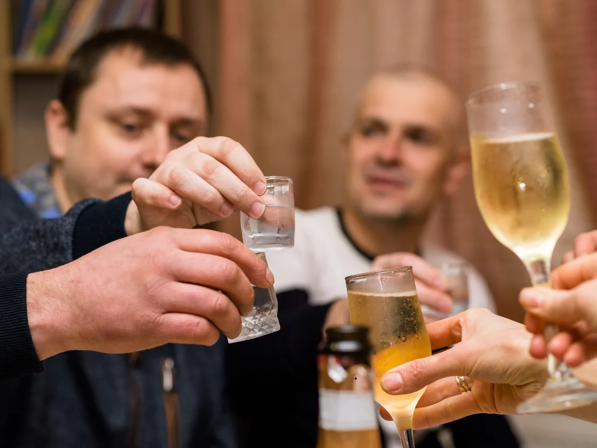 Pitný režim i správné jídlo. Jak zvládnout silvestrovskou noc plnou alkoholu?