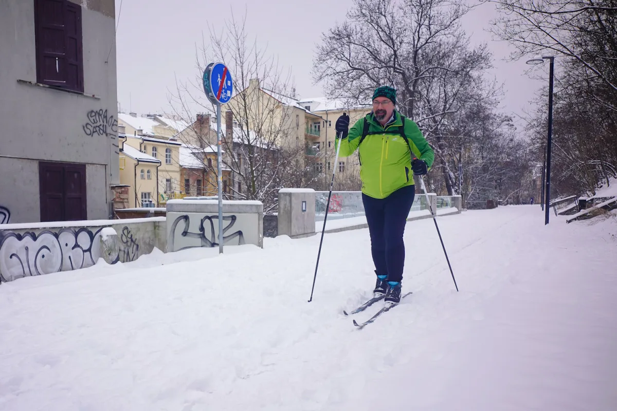 FOTO: Běžkařský trénink i dopravní kolaps. Sníh přinesl do Prahy radosti i trable