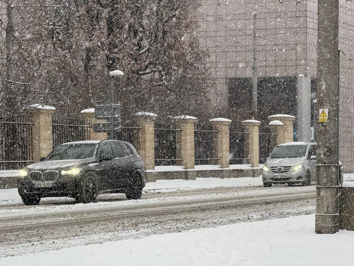 Sníh i dnes v Praze místy komplikoval dopravu, zpoždění mají některé autobusy