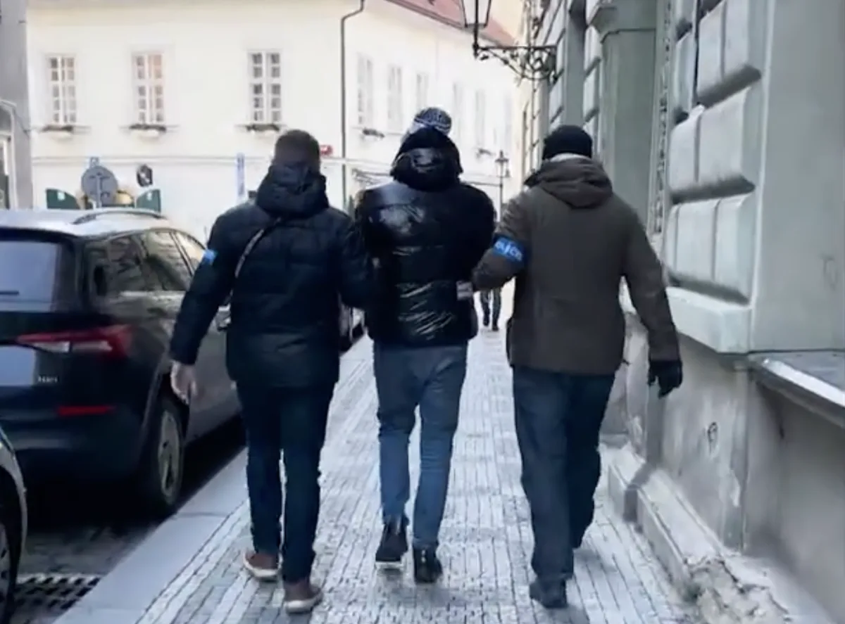 Konec tří ruličkářů. Podvodníky v centru Prahy zadržela policie