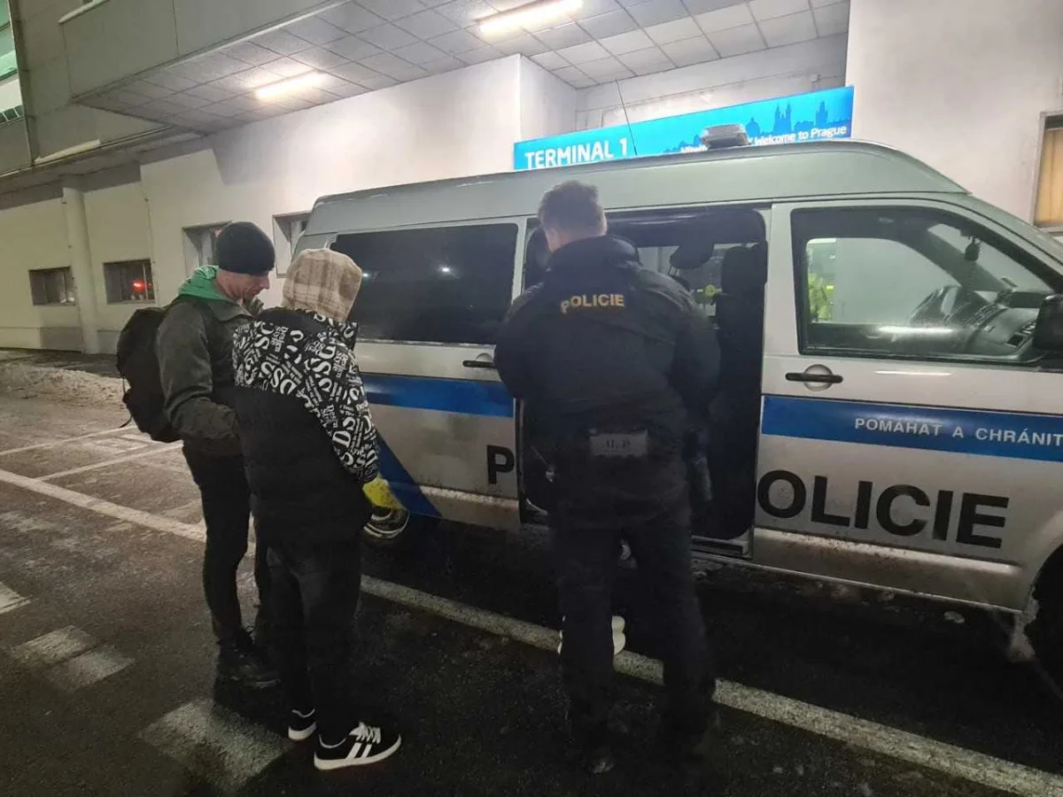 Cizince si převzala policie.