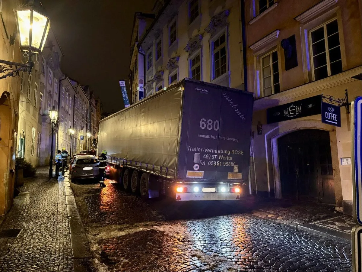 Řidič kamionu slepě poslouchal navigaci, zasekl se v historickém centru Prahy