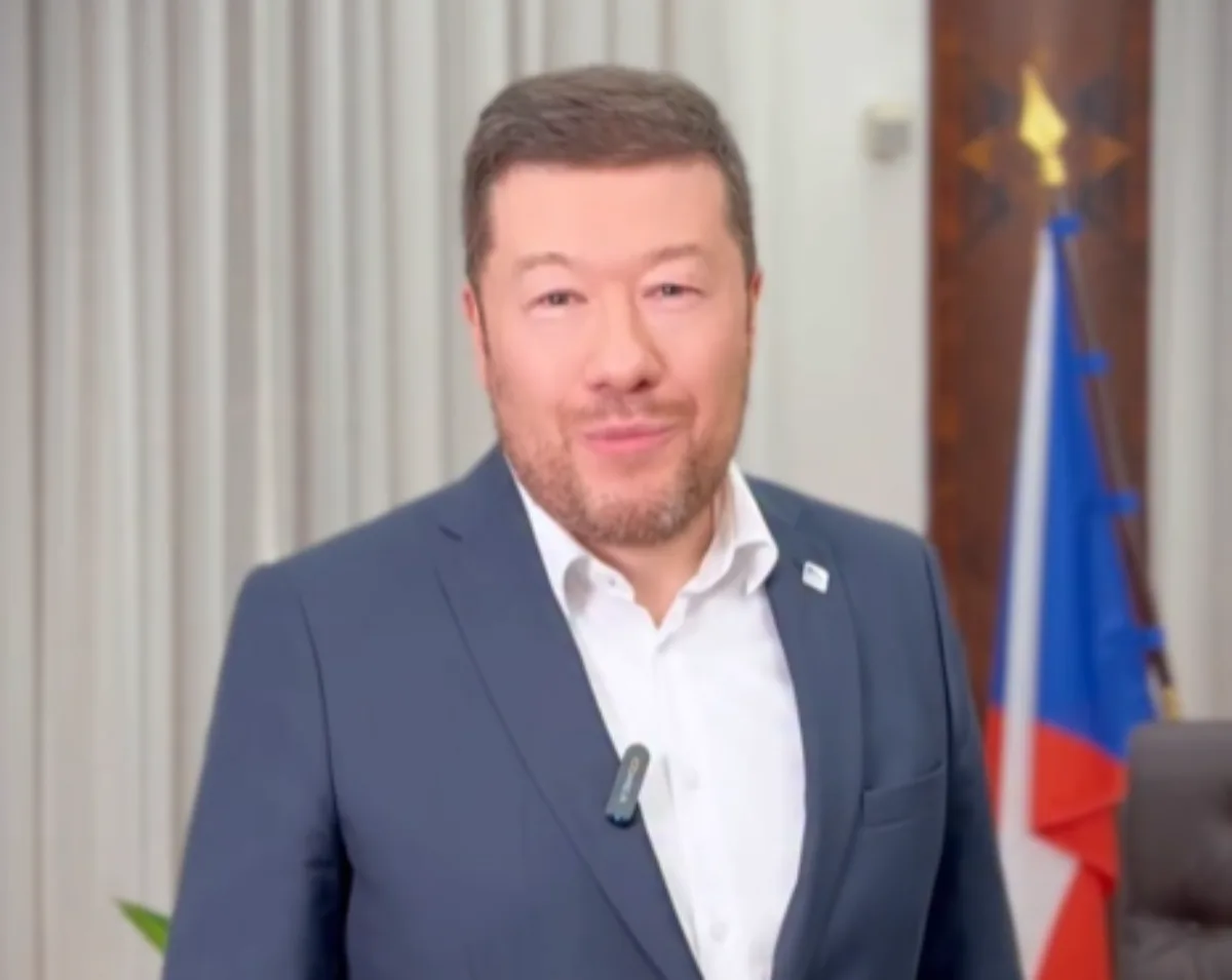 Okamura odstranil ze své sněmovní kanceláře vlajku Evropské unie, má teď dvě české