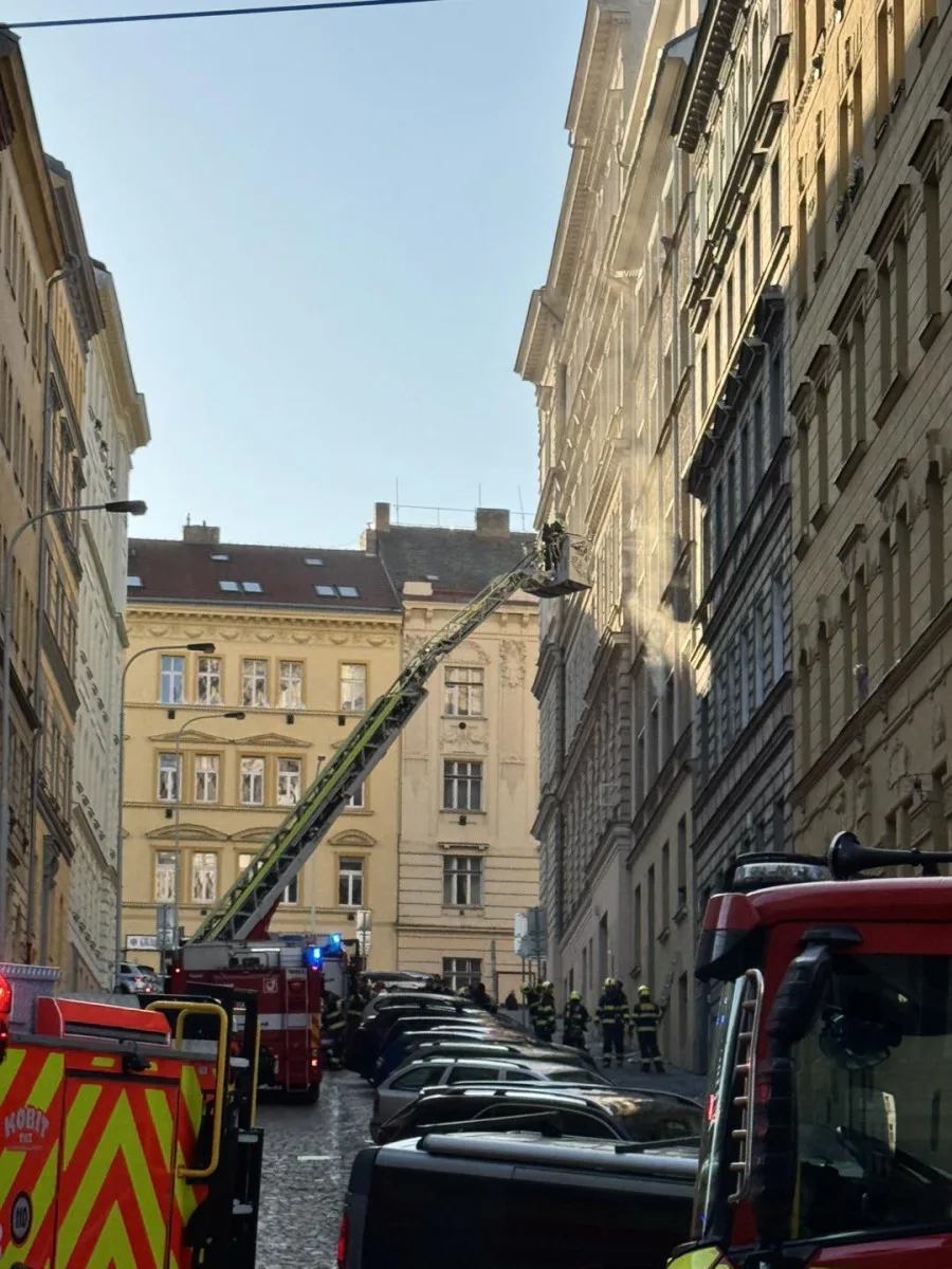 Při požáru na Žižkově zemřel jeden člověk, druhého oživili. Evakuovat museli i školku