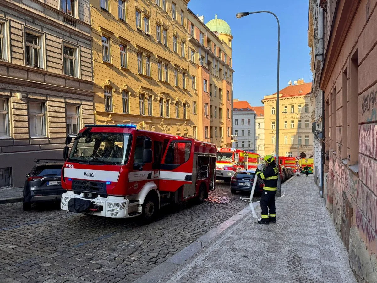 Při požáru na Žižkově zemřel jeden člověk, druhého oživili. Evakuovat museli i školku
