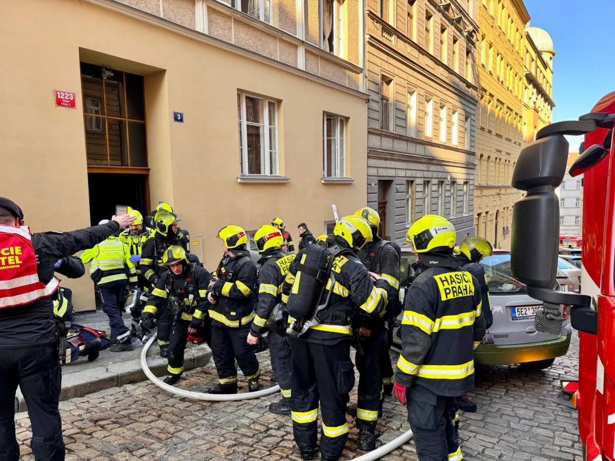 Při požáru na Žižkově zemřel jeden člověk, druhého oživili. Evakuovat museli i školku