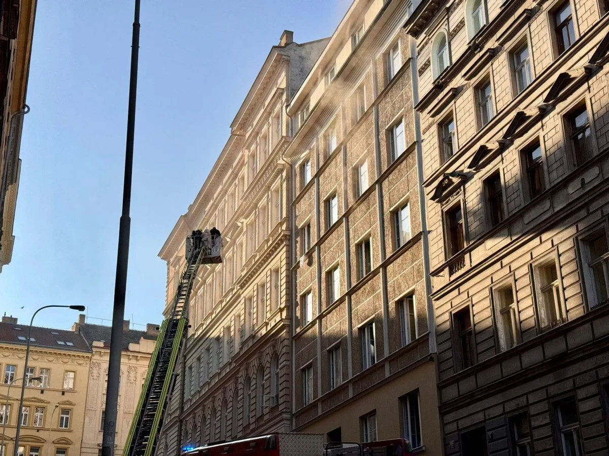 Při požáru na Žižkově zemřel jeden člověk, druhého oživili. Evakuovat museli i školku