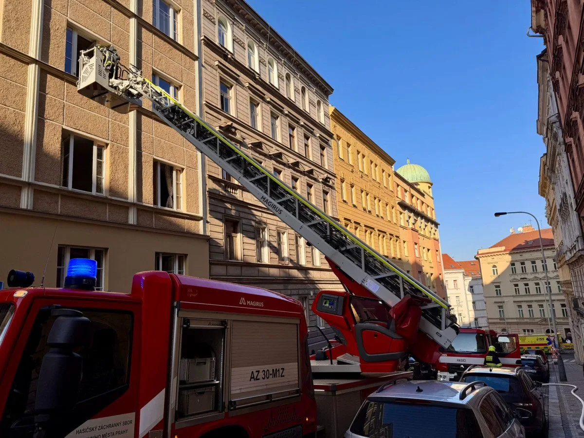 Při požáru na Žižkově zemřel jeden člověk, druhého oživili. Evakuovat museli i školku