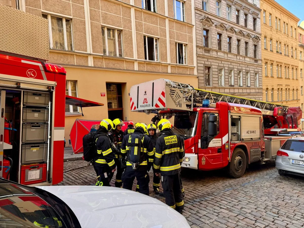 Při požáru na Žižkově zemřel jeden člověk, druhého oživili. Evakuovat museli i školku