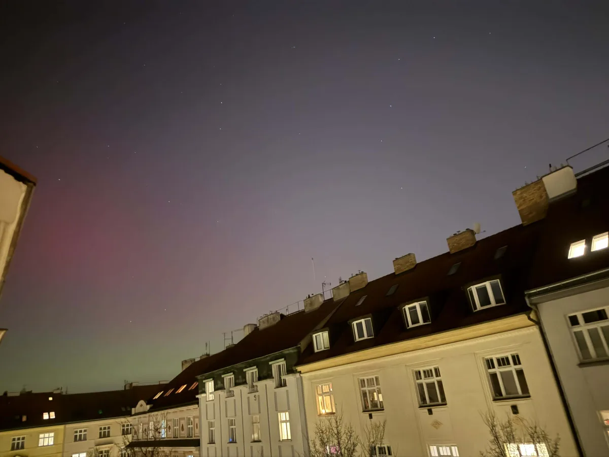 FOTO: Polární záře ozdobila nebe nad Prahou