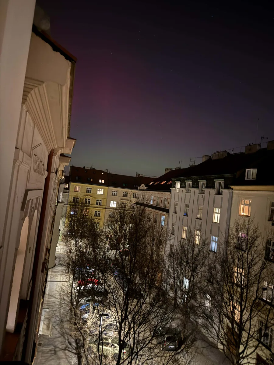 FOTO: Polární záře ozdobila nebe nad Prahou