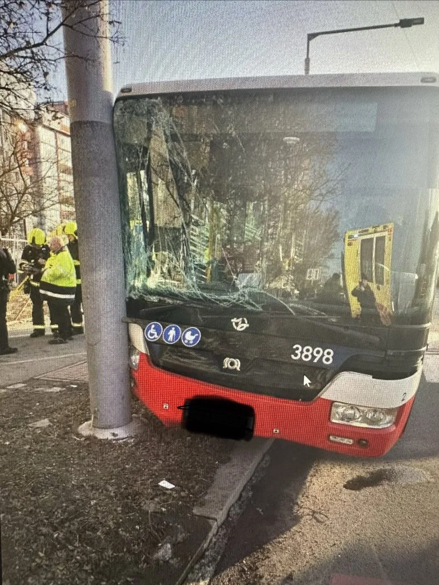 Autobus narazil do sloupu.