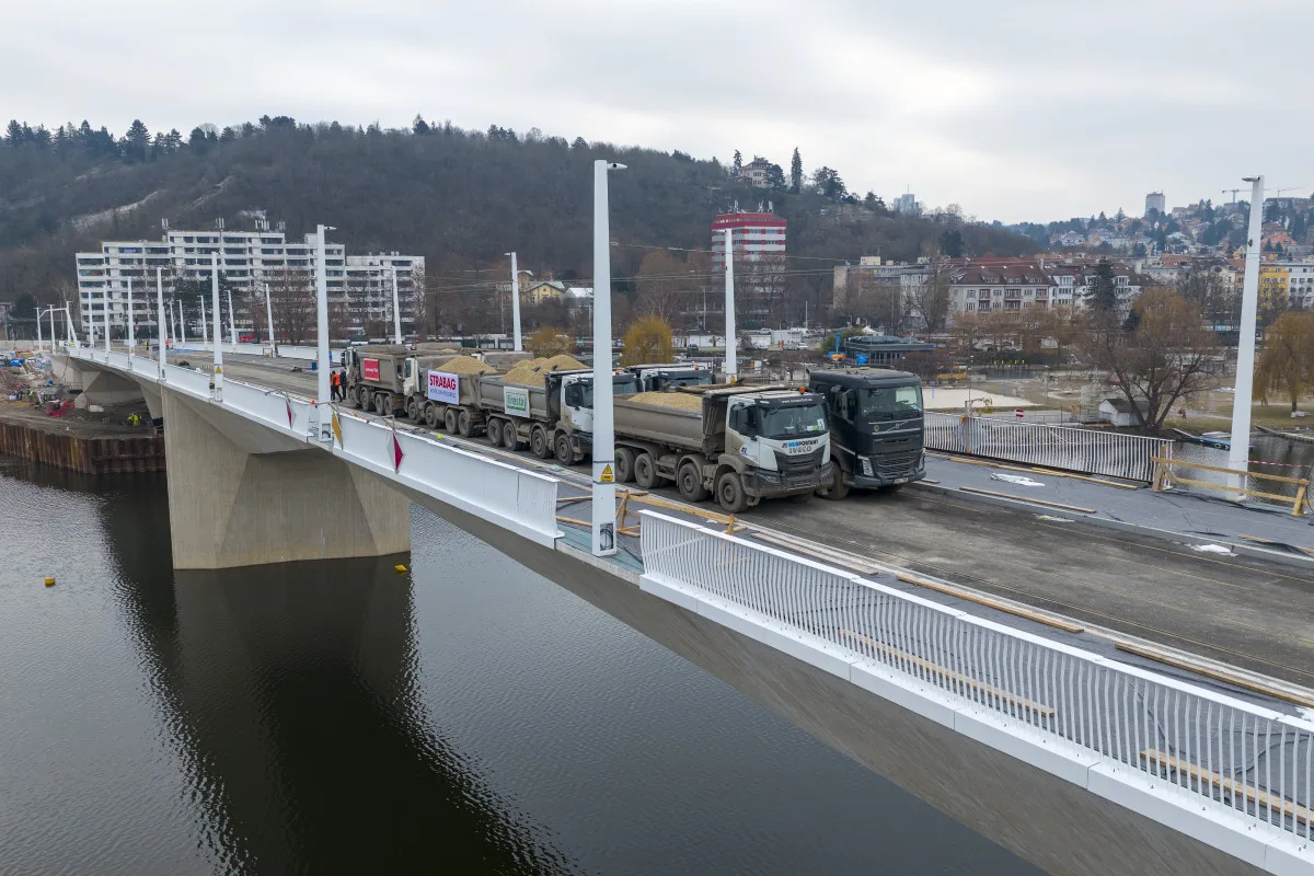 FOTO: Na Dvoreckém mostu testovali prohýbání, zatížili ho náklaďáky s 200 tunami