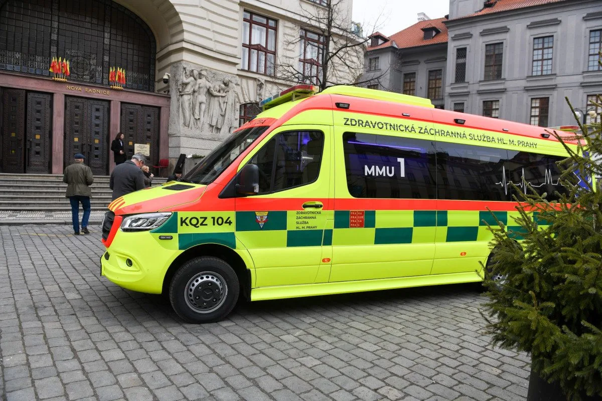 Pražští záchranáři představili novou sanitku za 7 milionů. Poslouží při evakuacích