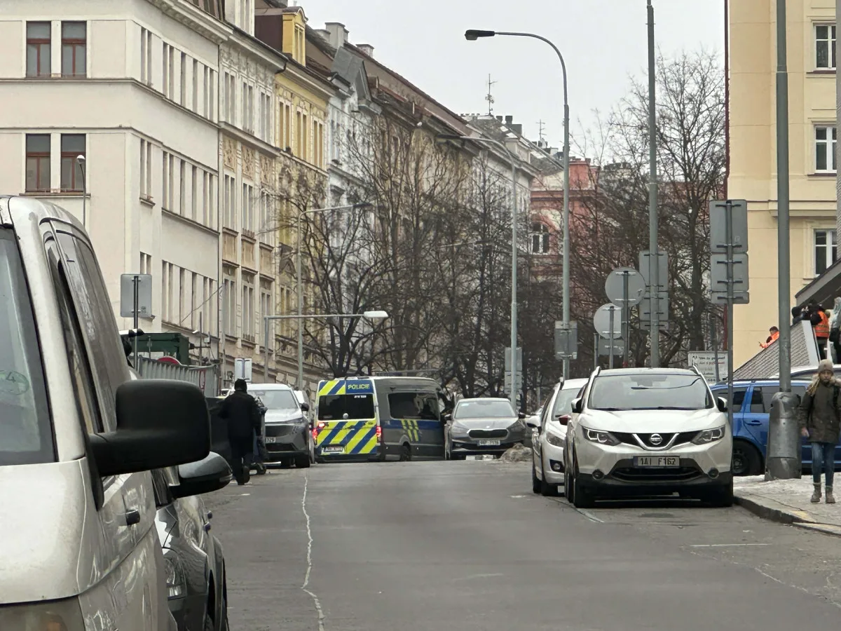 V ulici Roháčova jsou desítky policistů.