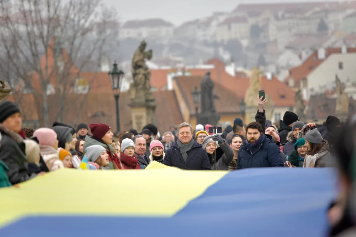 Lidé na Karlově mostě oslavili Den jednoty Ukrajiny, nesli několikametrovou vlajku