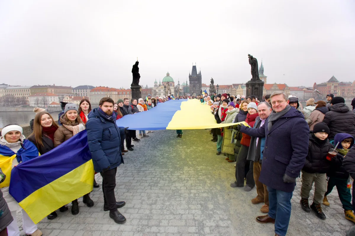 Lidé na Karlově mostě oslavili Den jednoty Ukrajiny, nesli několikametrovou vlajku