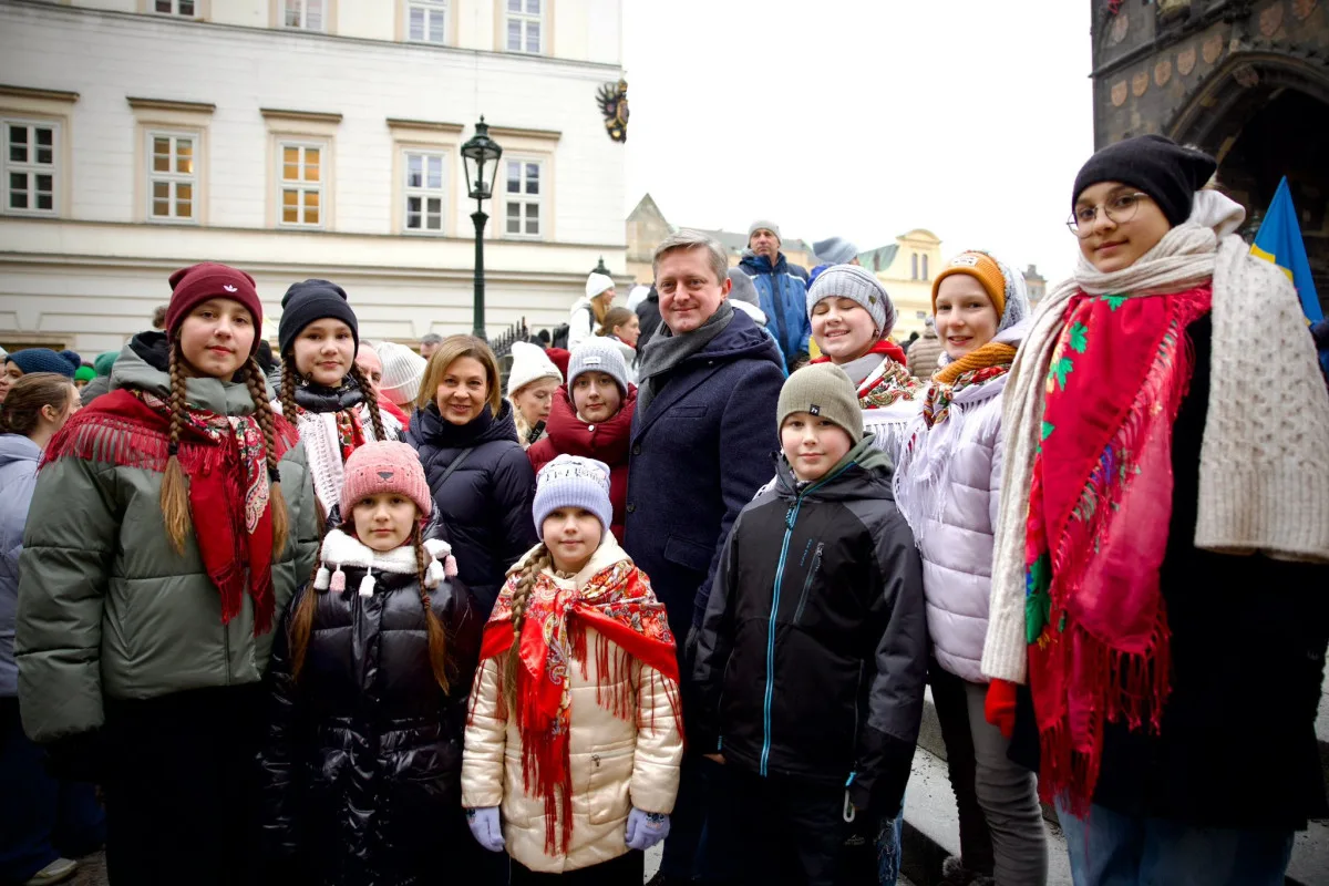 Lidé na Karlově mostě oslavili Den jednoty Ukrajiny, nesli několikametrovou vlajku
