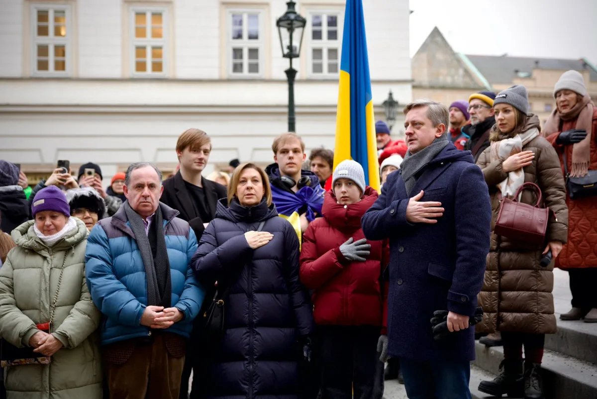 Lidé na Karlově mostě oslavili Den jednoty Ukrajiny, nesli několikametrovou vlajku