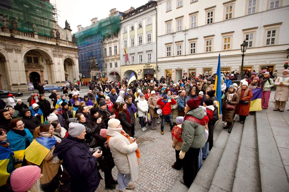 Lidé na Karlově mostě oslavili Den jednoty Ukrajiny, nesli několikametrovou vlajku