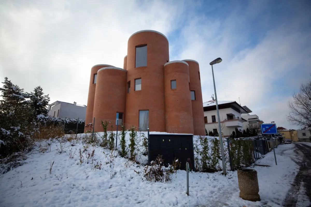 Veřejné WC a centrum podpory Ukrajiny. Okamurova vila je opět terčem, teď na mapě