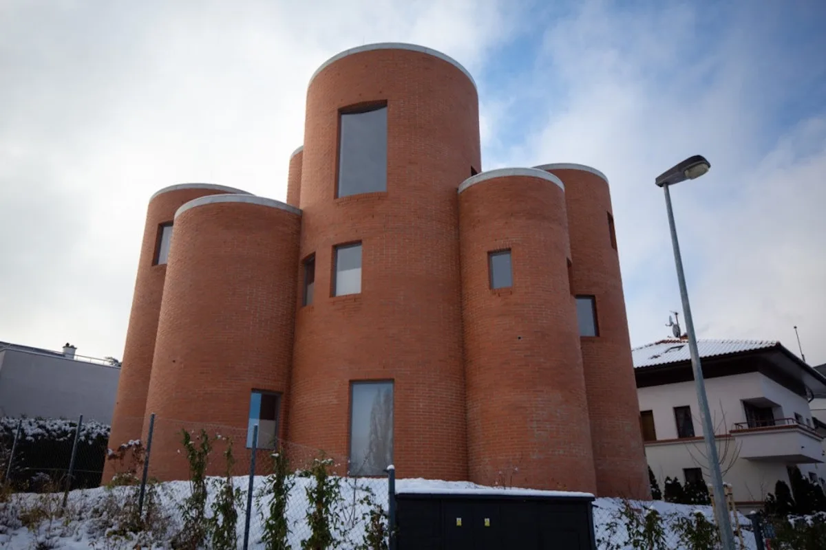 Veřejné WC a centrum podpory Ukrajiny. Okamurova vila je opět terčem, teď na mapě