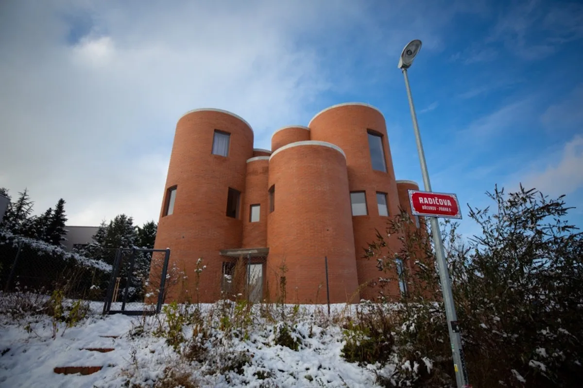 Veřejné WC a centrum podpory Ukrajiny. Okamurova vila je opět terčem, teď na mapě