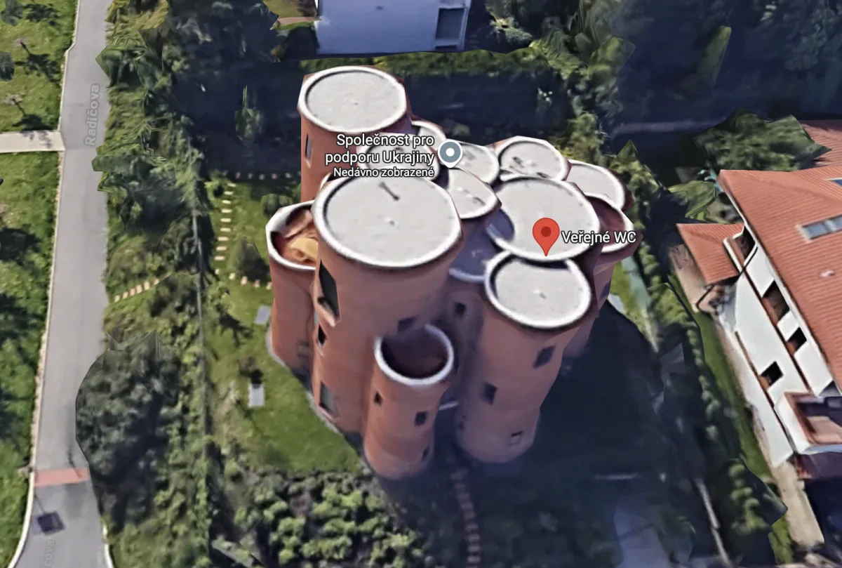 Veřejné WC a centrum podpory Ukrajiny. Okamurova vila je opět terčem, teď na mapě