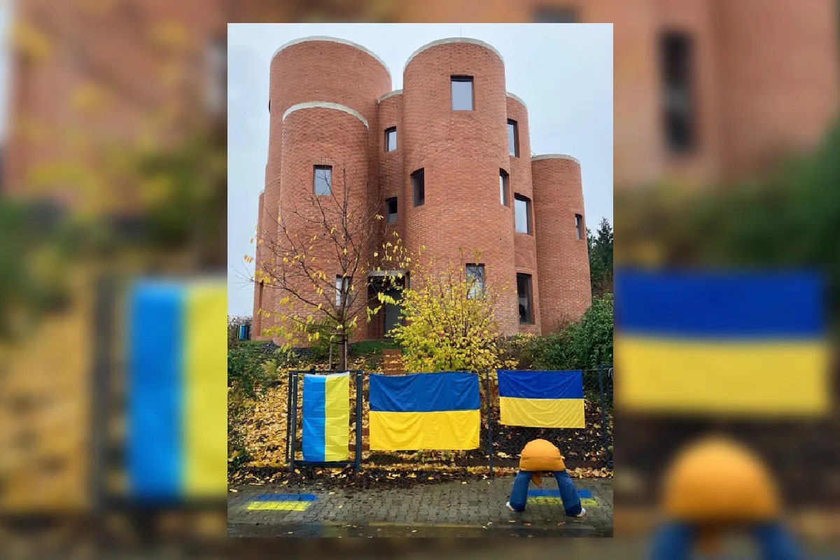 Veřejné WC a centrum podpory Ukrajiny. Okamurova vila je opět terčem, teď na mapě