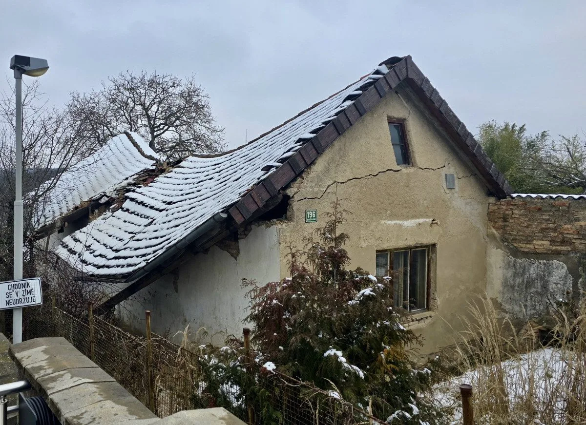 V Hloubětíně se zřítila část opuštěného domu