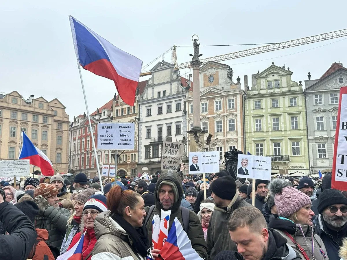 FOTO: Na Staromáku se scházejí stovky lidí na podporu prezidenta Petra Pavla