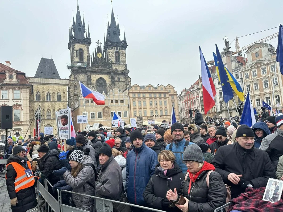 FOTO: Na Staromáku se scházejí stovky lidí na podporu prezidenta Petra Pavla