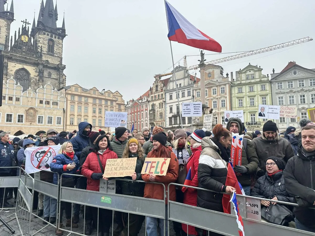 FOTO: Na Staromáku se scházejí stovky lidí na podporu prezidenta Petra Pavla