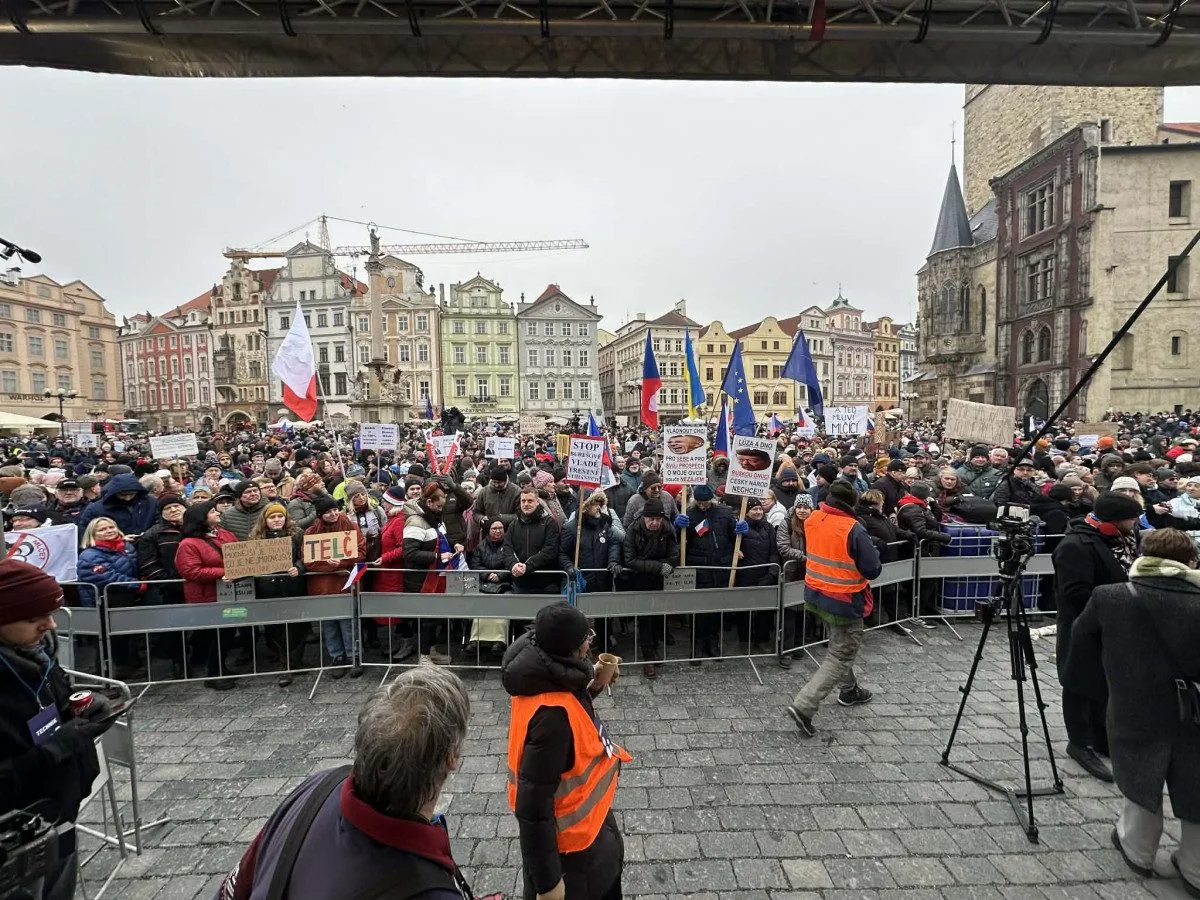 FOTO: Na Staromáku se scházejí stovky lidí na podporu prezidenta Petra Pavla