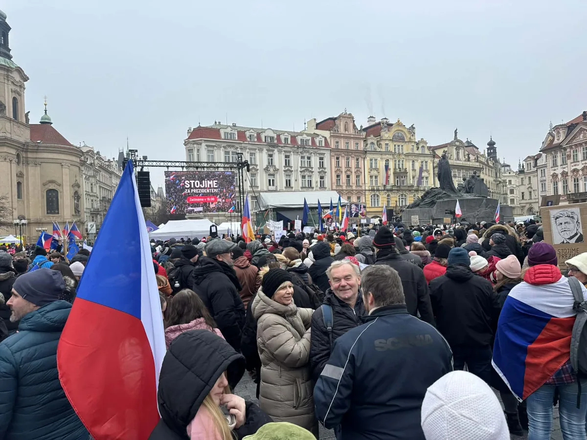 FOTO: Na Staromáku se scházejí stovky lidí na podporu prezidenta Petra Pavla