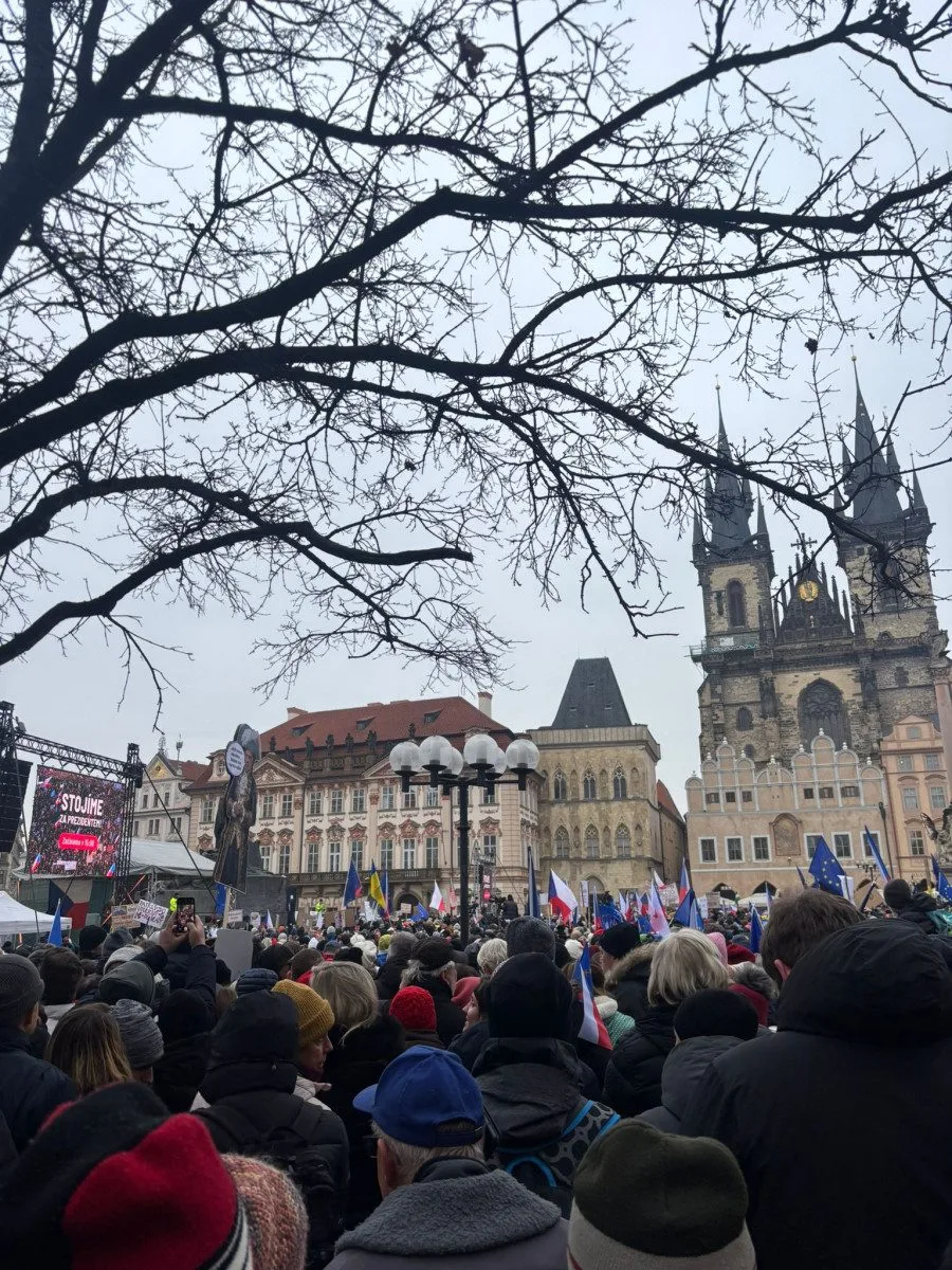 Na Staromáku se scházejí tisíce lidí na podporu prezidenta Petra Pavla