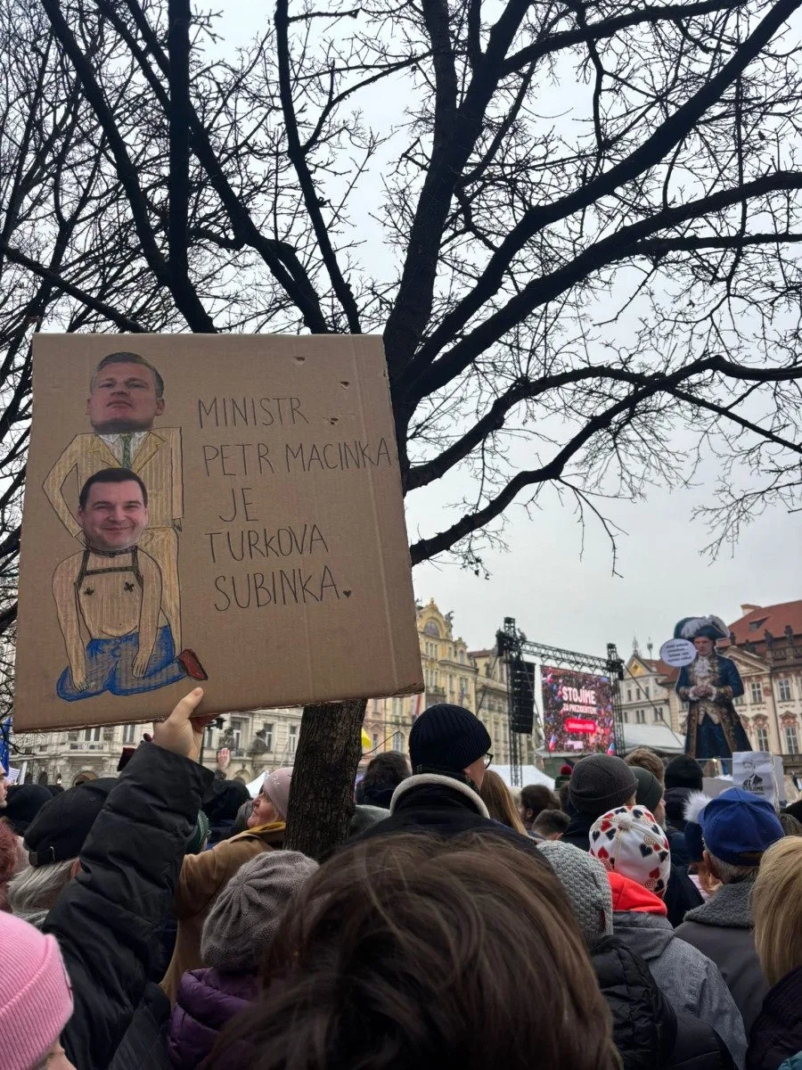 Na Staromáku se scházejí tisíce lidí na podporu prezidenta Petra Pavla