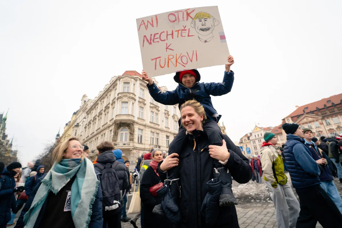 FOTO: Flanelky i provokativní transparenty. Demonstrace na Staromáku dala prostor kreativitě