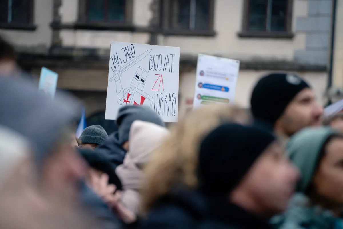FOTO: Flanelky i provokativní transparenty. Demonstrace na Staromáku dala prostor kreativitě