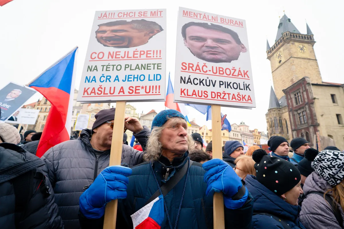 FOTO: Flanelky i provokativní transparenty. Demonstrace na Staromáku dala prostor kreativitě
