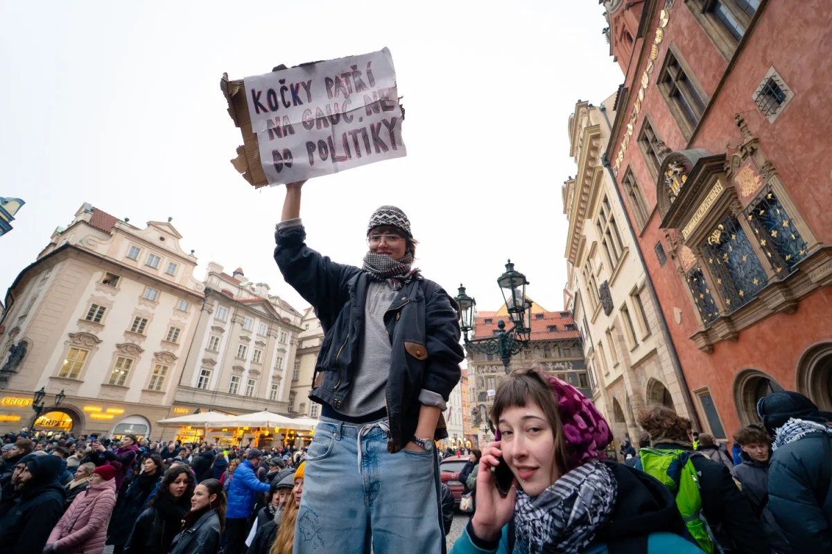 FOTO: Flanelky i provokativní transparenty. Demonstrace na Staromáku dala prostor kreativitě