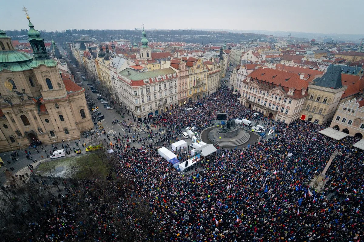 FOTO: Flanelky i provokativní transparenty. Demonstrace na Staromáku dala prostor kreativitě