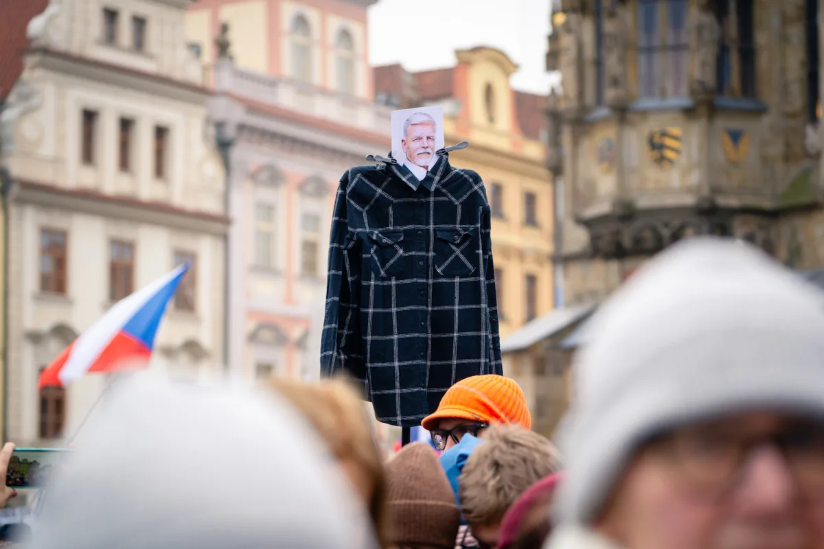 FOTO: Flanelky i provokativní transparenty. Demonstrace na Staromáku dala prostor kreativitě