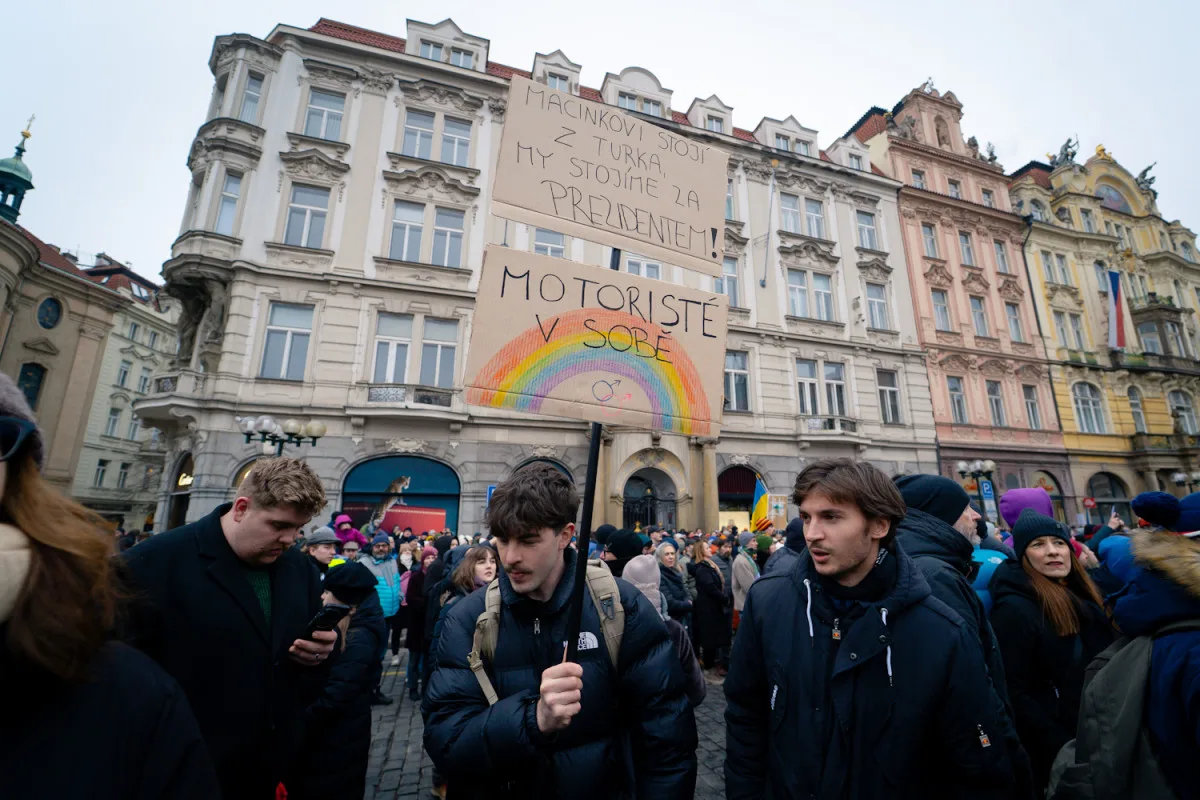 FOTO: Flanelky i provokativní transparenty. Demonstrace na Staromáku dala prostor kreativitě