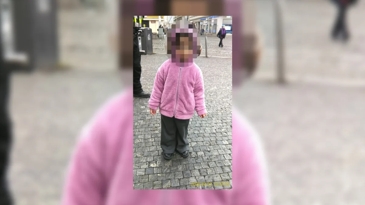 Holčička přijela na Anděl tramvají.